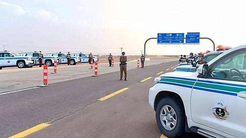 أمن الطرق يحدد 5 تعليمات للقيادة الآمنة في العواصف الترابية.. صورة