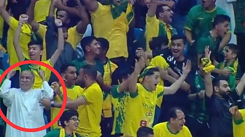 فرحة مشجع مسن بعد فوز الخليج باللقب الآسيوي .. فيديو