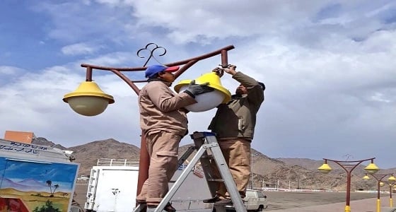 بالصور.. صيانة ألعاب الأطفال وفوانيس الإضاءة بحدائق نجران