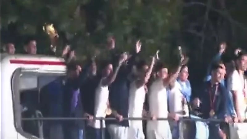 شاهد.. استقبال جماهيري كبير لأبطال العالم بعد الوصول إلى العاصمة الأرجنتينية بوينس أيرس