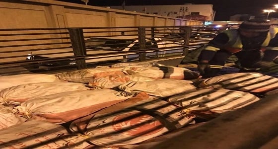 بالصور.. إعدام 1500 دجاجة فاسدة شرق الطائف