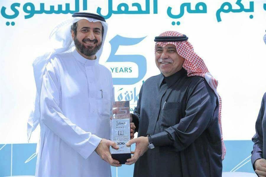 "القصبي" يكرم "الربيعة"على جهوده السابقة في التجارة