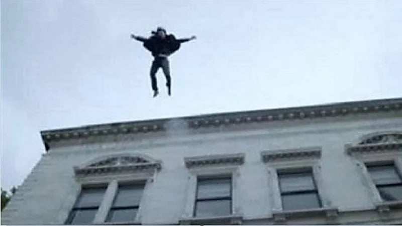 رجل يحاول الانتحار مع نجله الصغير من الدور الـ13