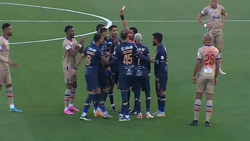 لحظة طرد لاعب الفيحاء بعد 4 دقائق من انطلاق المباراة .. فيديو