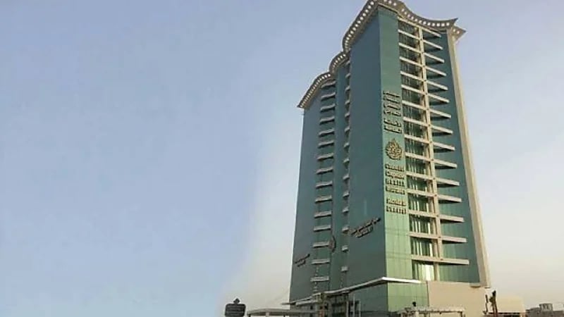 الإجراءات المتخذة في حال عدم تغطية التأمين للموظف وأسرته