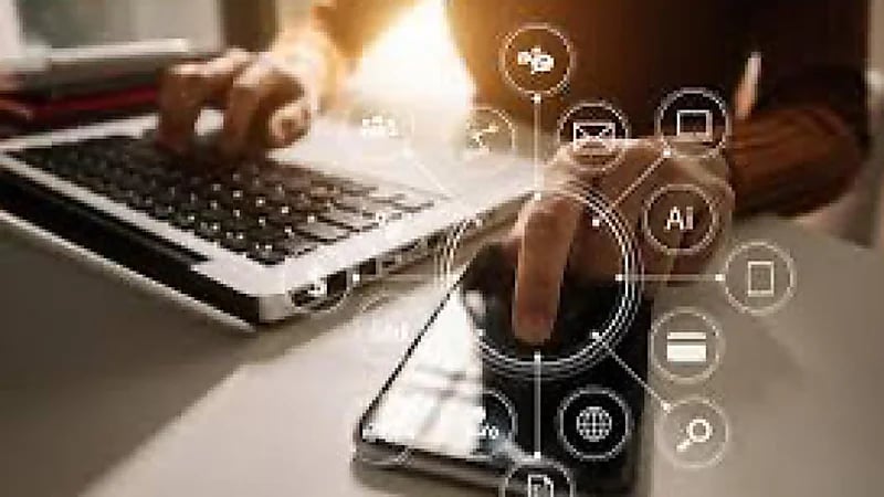 مختص يكشف متى تشكل خيارات تتبع التطبيقات خطرًا على المواقع .. فيديو