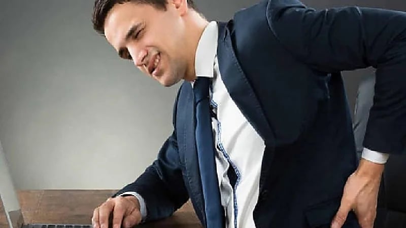 نصائح لتجنب آلام الظهر الناتجة عن الجلوس على مقعد المكتب لفترات طويلة