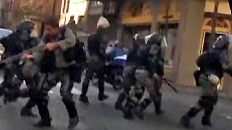 بالصور.. إيرانيون يهتفون من شرفات منازلهم ضد استبداد "الملالي"