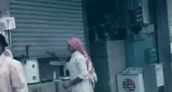 بالفيديو.. لحظة إغلاق المحلات التجارية وقت الصلاة قبل 40 عاما