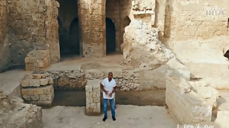 شاهد.. التنقيب عن الآثار في وسط مدينة جدة