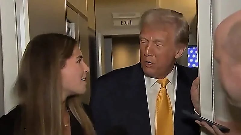 ترامب يمازح حفيدته أمام الصحافة: تعرفين أهل الأخبار الكاذبة؟ هذا واحد منهم.. فيديو