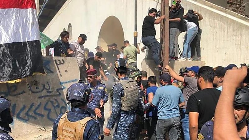 أنصار الصدر يصلون إلى مشارف الخضراء وسط بغداد