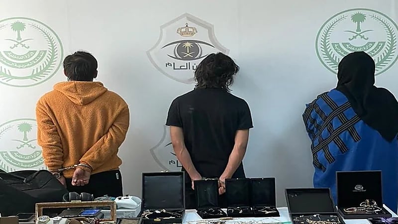 القبض على رجلين وامرأة لسطوهم على شقة سكنية وسرقتها بالرياض