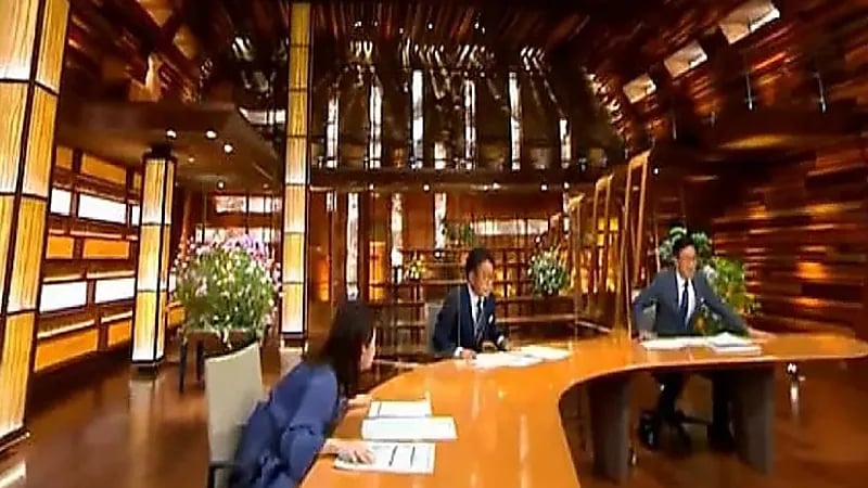 بالفيديو.. مذيع يستكمل قراءة الأخبار خلال وقوع زلزال عنيف