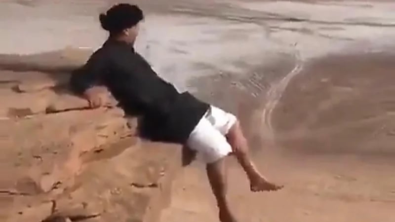 بالفيديو.. شاب يغامر بحياته على حافة الجبل