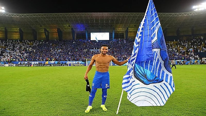 فيديو..البليهي يرفع علم الهلال وسط مرسول بارك