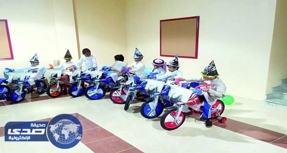 معلم يتصدق على شهداء الحد الجنوبى بدراجة هوائية لطلابه جازان