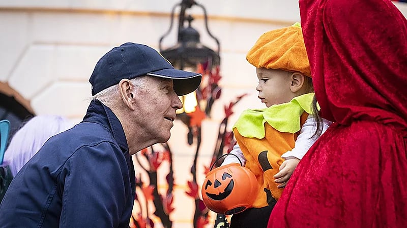 بالفيديو.. بايدن وزوجته يحتفلان بالهالوين برفقة أطفال البيت الأبيض