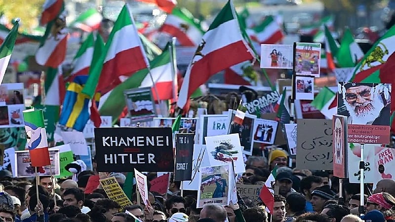 مليشيات الحرس الثوري الإيراني تقر بمشاكل اقتصادية جراء الاحتجاجات