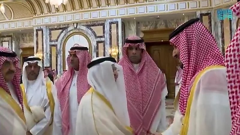 ولي العهد يستقبل الأمراء والعلماء والمشايخ وكبار المسؤولين للتهنئة بعيد الفطر.. فيديو