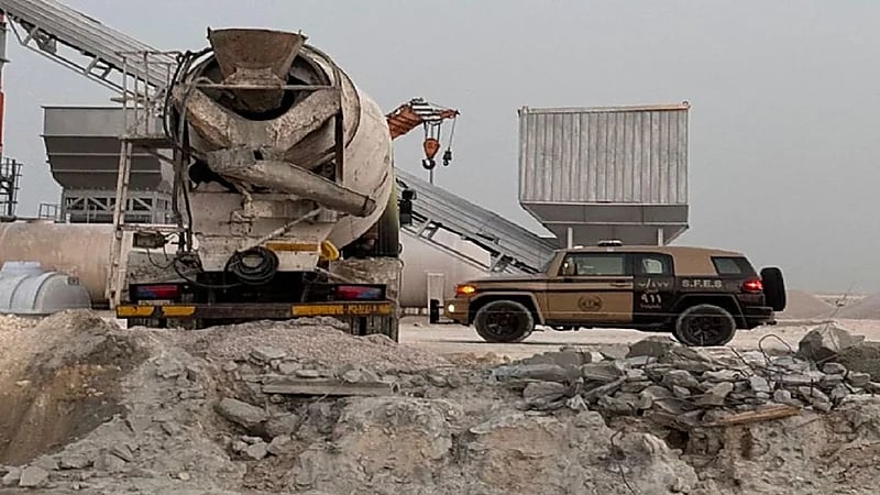 ضبط مخالف لتلويثه البيئة بتفريغ مواد خرسانية بالمنطقة الشرقية