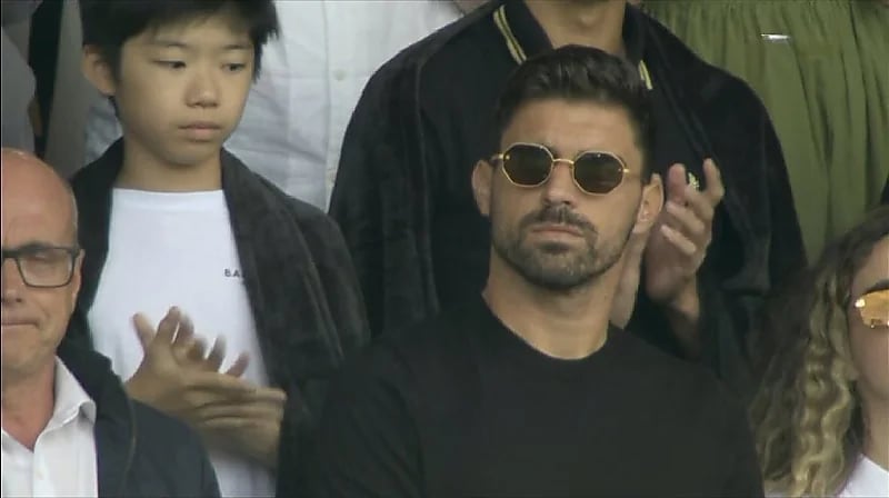 نيفيز يعود لملعب وولفرهامبتون ويشارك الجماهير تحية جوتا