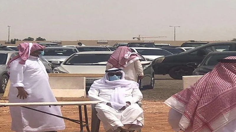 صورة مؤثرة لـ "وليد الفراج" أثناء تشييع جثمان الراحل عادل التويجري