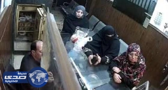بالفيديو.. فتاة تسرق مشغولات ذهبية بمساعدة آٌخريات