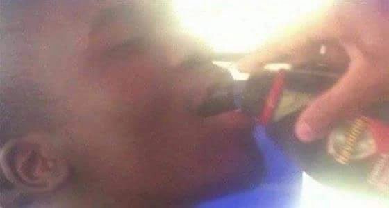 بالصور..مشعوذ يقنع أتباعه بشرب زيت محركات السيارات لوقايتهم من الامراض