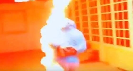 بالفيديو..مذيع كويتي يصب البنزين على ضيفه ويشعل النار فيه