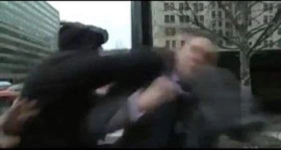 بالفيديو.. ملثم يوجه لكمة قوية لاحد مؤيدي ترامب خلال مقابلة على الهواء