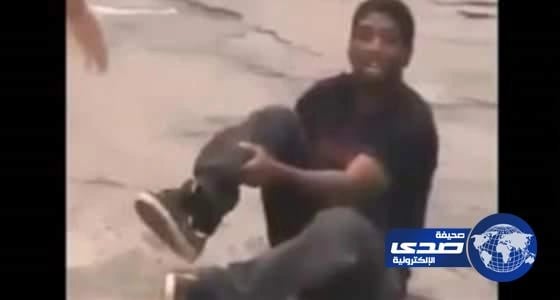 بالفيديو. .هكذا فعلت حسناء لتضع رجلا في موقف محرج أمام أصدقائه