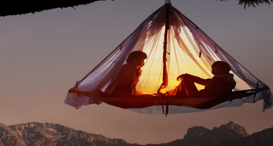 بالفيديو ..فنادق معلقة بين الأرض والسماء يقطنها الزوار عبر الحبال المعلقة