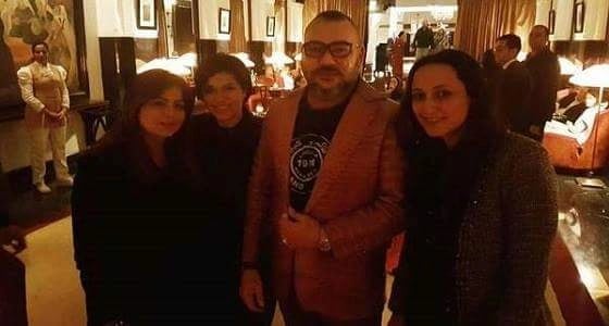 بالصور.. ثلاث فتيات يلتقطن صورًا مع العاهل المغربي في مقتبل العام الجديد