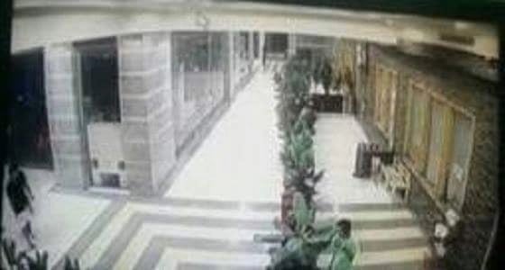 بالفيديو.. ضرب مبرح بالعصي والمقاعد بين شباب داخل مول في جدة