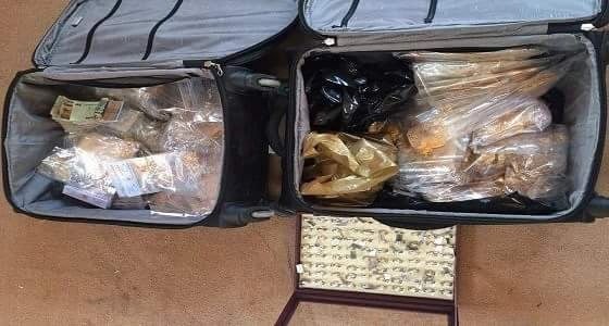 بالصور.. ضبط وافدين بحوزتهما ذهب بقيمة مليوني ريال أثناء توقفهما عند نقطة أمنية بتبوك