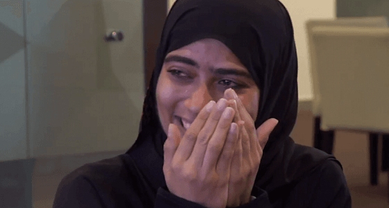 بالصور..لاعب أمريكي يحقق حلم فتاة إماراتية داخل غرفة تبديل الملابس