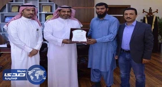 سائق صهريج باكستاني ينقذ أسرة من الاحتراق داخل سيارة بالمنطقة الشرقية