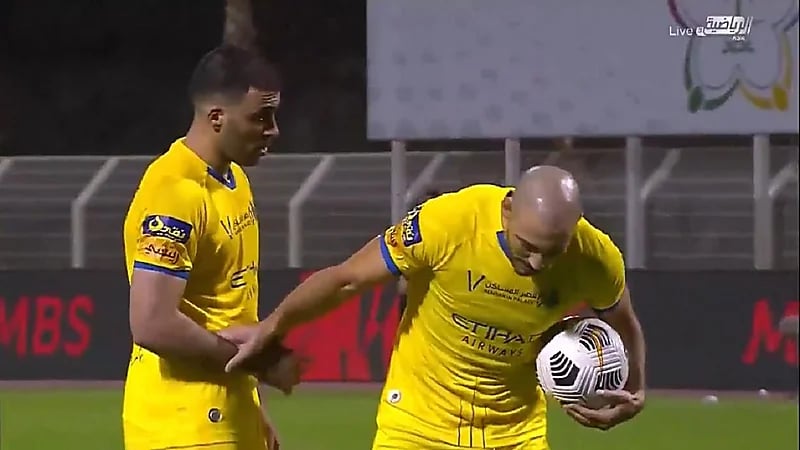 شاهد .. خلاف "حمدالله" وزميله "نور الدين أمرابط" على تنفيذ ركلة الجزاء