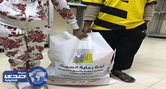 «تراحم تبوك» توزع الإعانات المالية على أسر السجناء
