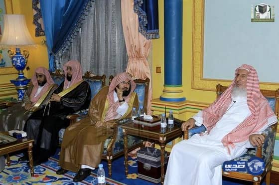 بالفيديو.. الشيخ المطلق يوضح حكم صلاة المأمومين جالسين خلف الإمام الجالس