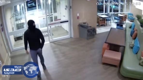 بالفيديو.. مٌلثم يحاول اغتصاب موظفة بفندق