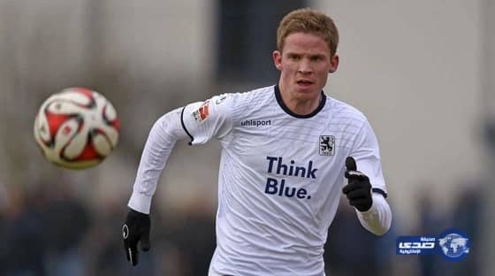 فرنسية تتغنى بهداف الشباب