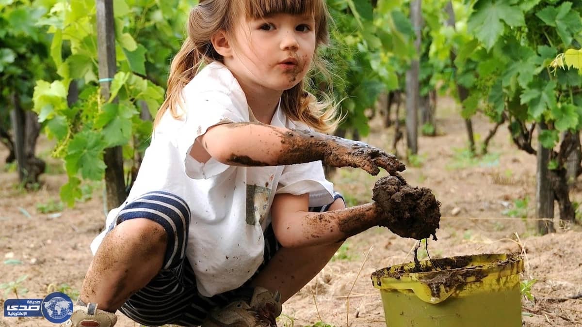 طفلة تأكل السجاد والأثاث والجدران.. والسبب غريب !