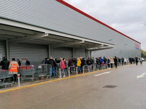 شاهد.. تفاصيل جديدة بشأن اقتحام متجر للاتصالات في الرياض