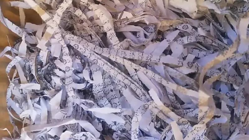 تغليف التفاح بأوراق ممزقة من القرآن يثير جدلا واسعا