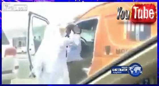 بالفيديو: مواقع عالميه ترصد هوشة مسؤول إماراتي مع وافد آسيوي