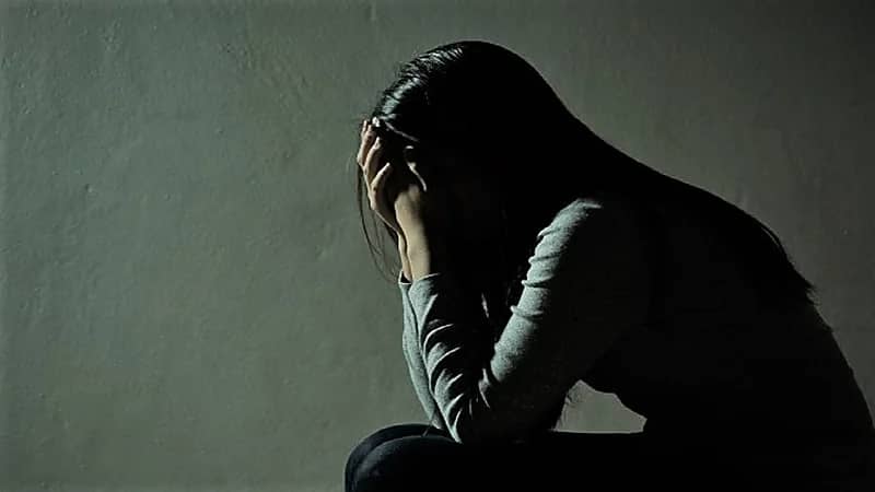 ترزي يعتدي جنسياً على ابنته ويسلم نفسه للشرطة