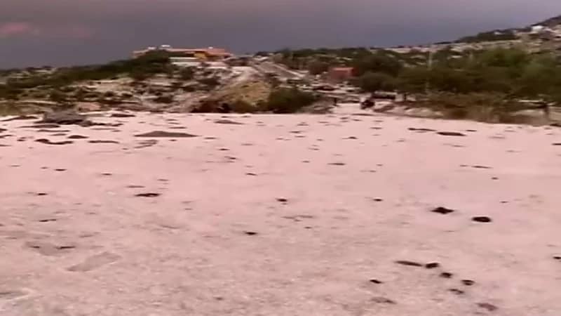 شاهد.. عاصفة بردية تُلبس شفا الطائف ثوبها الأبيض