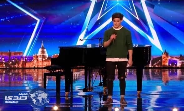 بالفيديو.. والد شاب يٌفاجأه بحضوره تجربة أداء ببرنامج المواهب